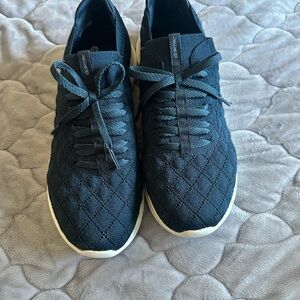 Sketchers Navy Blue Memory Foam Quilted Women’s Sneakers